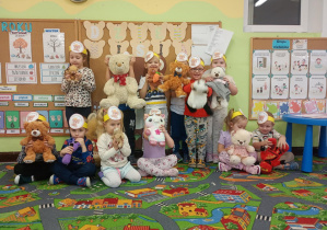 Dzieci pozują z misiami.