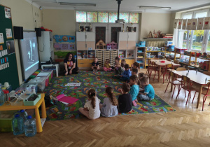 Dzieci słuchają opowieści o bohaterach.