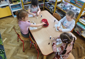 Dzieci wykonują pracę plastyczną.