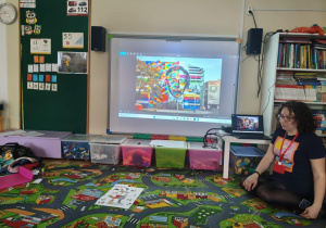 Pani opowiada dzieciom o bohaterach.