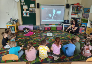 Dzieci słuchają opowieści o bohaterach.