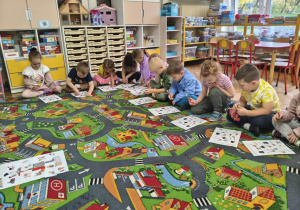 Dzieci wykonują zadanie na karcie pracy.