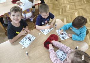 Dzieci wykonują pracę plastyczną.