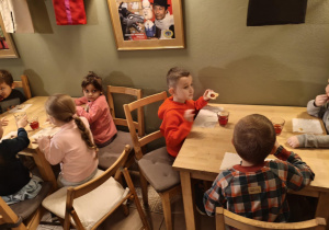 Dzieci podczas poczęstunku.