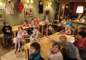 Dzieci w oczekiwaniu na przedstawienie.