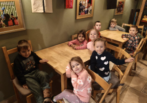 Dzieci w oczekiwaniu na przedstawienie.