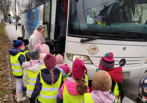 Dzieci wsiadają do autokaru.