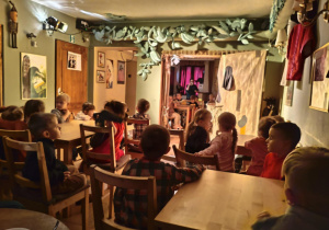 Dzieci w oczekiwaniu na przedstawienie.