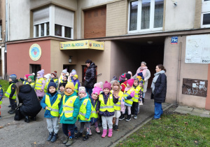 Grupa czerwona przed Baśniową Kawiarenką.