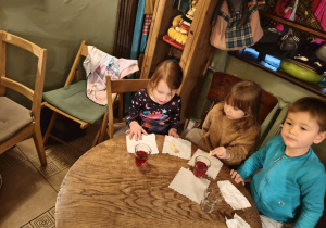 Dzieci podczas poczęstunku.