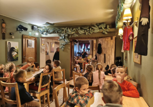 Dzieci w oczekiwaniu na przedstawienie.