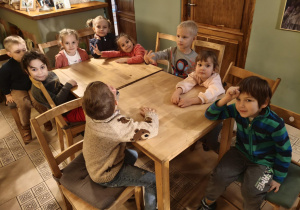 Dzieci w oczekiwaniu na przedstawienie.