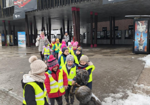 Dzieci przed wejściem do zoo.