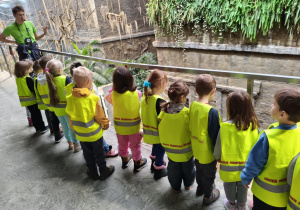 Dzieci podczas zwiedzania orientarium.