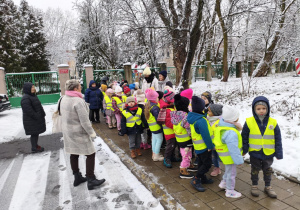 Dzieci wybierają się do zoo.