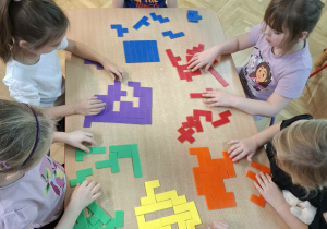 Dzieci układają wzory z klocków.