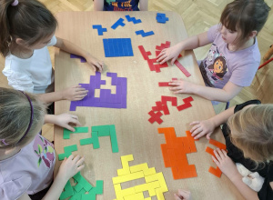 Zabawy logiczne z klockami.