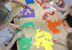 Dzieci układają wzory z klocków.