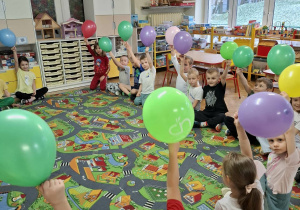 Dzieci trzymają balony w ręku.