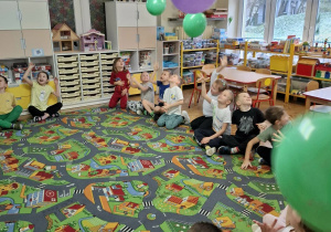 Dzieci puszczają balony.