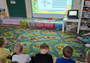 Dzieci oglądają film edukacyjny.