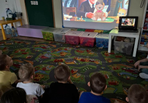 Dzieci oglądają film edukacyjny.