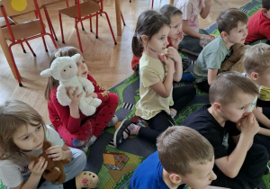 Dzieci przytulają swoje misie.