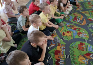 Dzieci przytulają swoje misie.