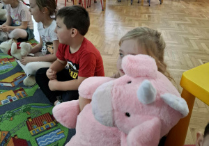 Dzieci przytulają swoje misie.