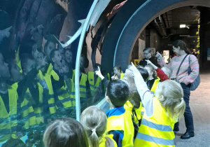 Dzieci zwiedzają łódzkie Orientarium.