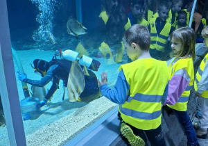 Dzieci zwiedzają łódzkie Orientarium.