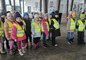 Dzieci zwiedzają łódzkie Orientarium.