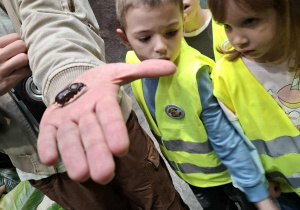 Dzieci zwiedzają łódzkie Orientarium.