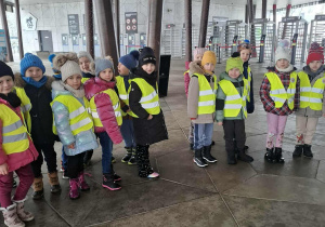 Dzieci zwiedzają łódzkie Orientarium.