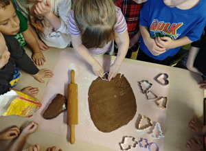 Pieczemy pierniczki na świąteczny kiermasz