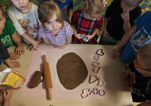 Dzieci rozwałkowały ciasto na pierniki.