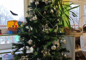 Choinka ubrana w bąbki.