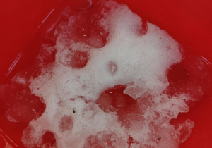 W misce zanajduje się rozpuszczający się śnieg.