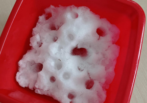 Początki rozpuszczania sie sniegu pozostawionego w misce.