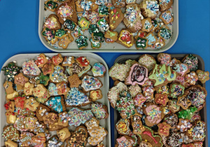 Na tacach leżą ozdobione pierniczki.