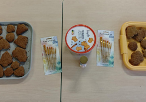 Pierniczki czekają na ozdabianie.