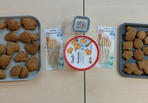 Pierniczki czekają na ozdabianie.