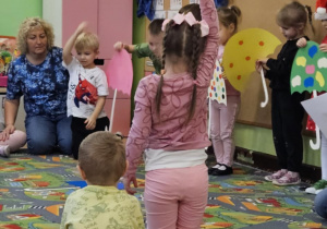 Dzieci uczestniczą w matematycznych zajęciach.