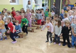 Dzieci tańczą podczas grudniowego koncertu.