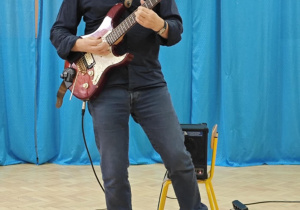 Muzyk gra na gitarze elektrycznej.