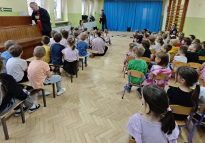 Pan Witek zagląda do fortepianu, sprawdzając czy są w nim struny.
