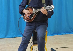 Muzyk wygrywa muzyczne zagadki na mandolinie.