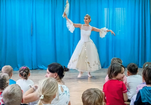 Dzieci uczestniczą w przedstawieniu baletowym.