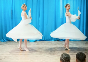 Dzieci uczestniczą w przedstawieniu baletowym.