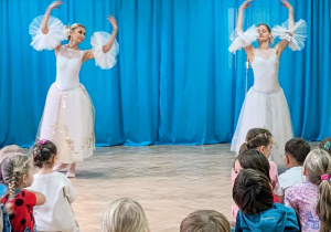 Dzieci uczestniczą w przedstawieniu baletowym.